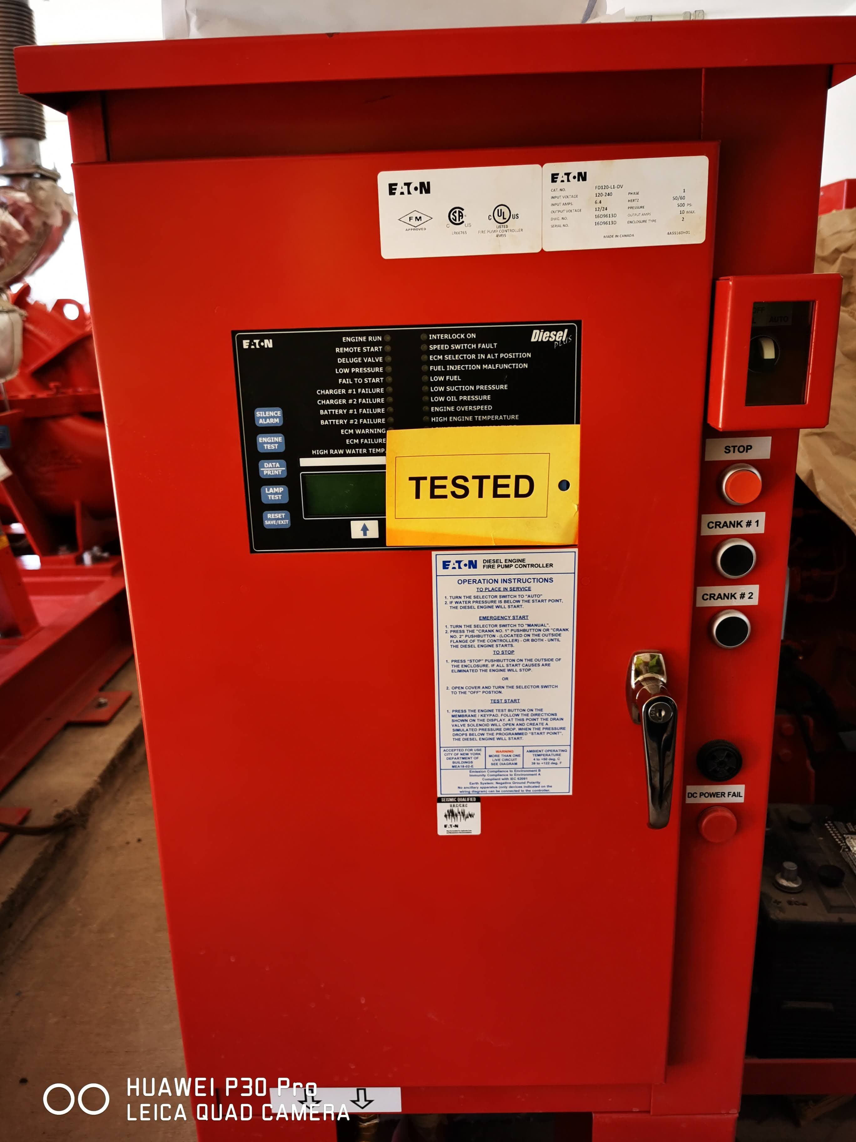 Panneau de commande rouge Eaton pour pompe à incendie diesel avec étiquette jaune 'TESTED'.